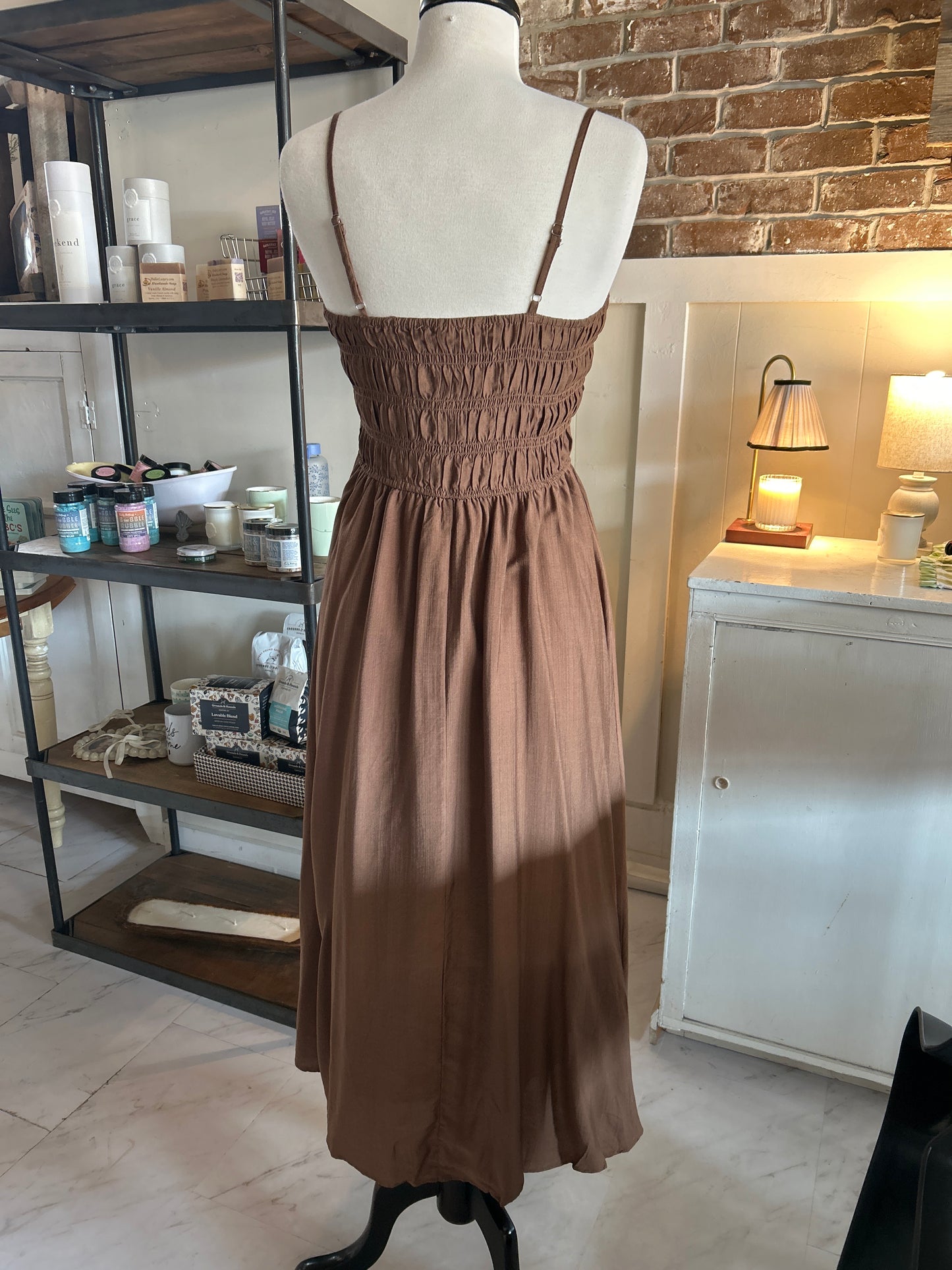 SHIRRED BODICE SPAGHETTI STRAP MIDI DRESS - Brown