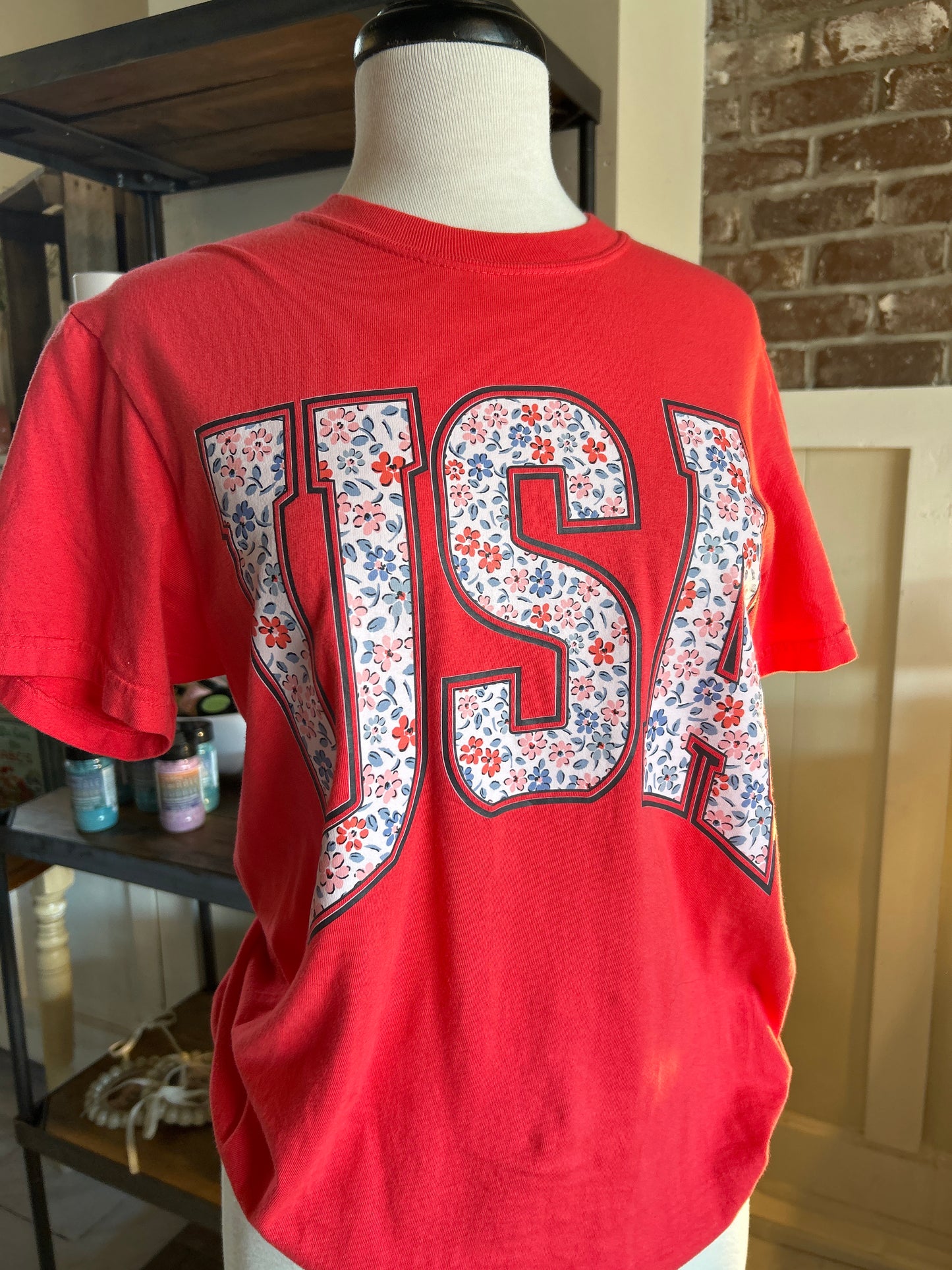 USA Daisy Graphic Tee on Paprika
