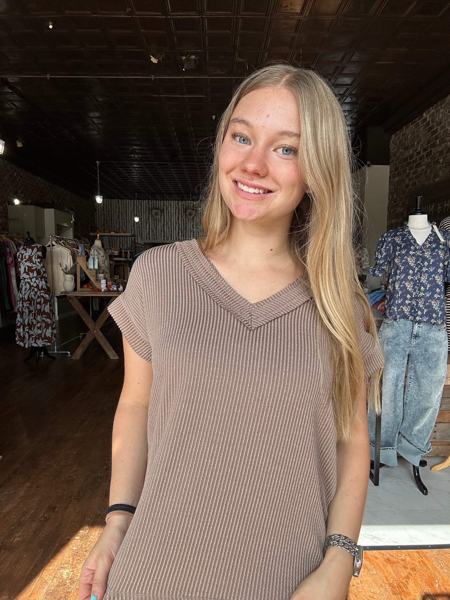 V NECK SHORT SLEEVE TEXTURED RIB KNIT TOP - mocha