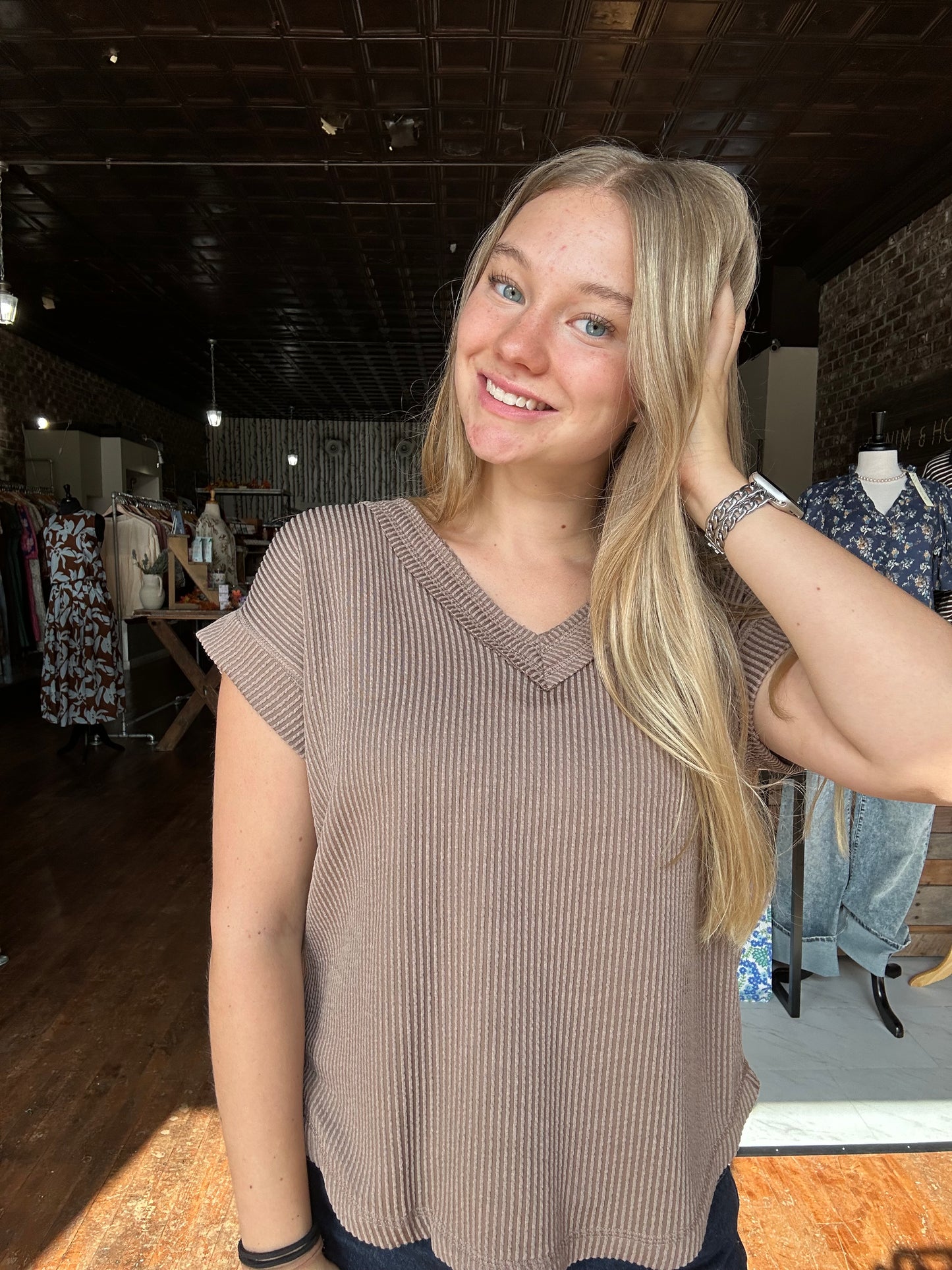 V NECK SHORT SLEEVE TEXTURED RIB KNIT TOP - mocha