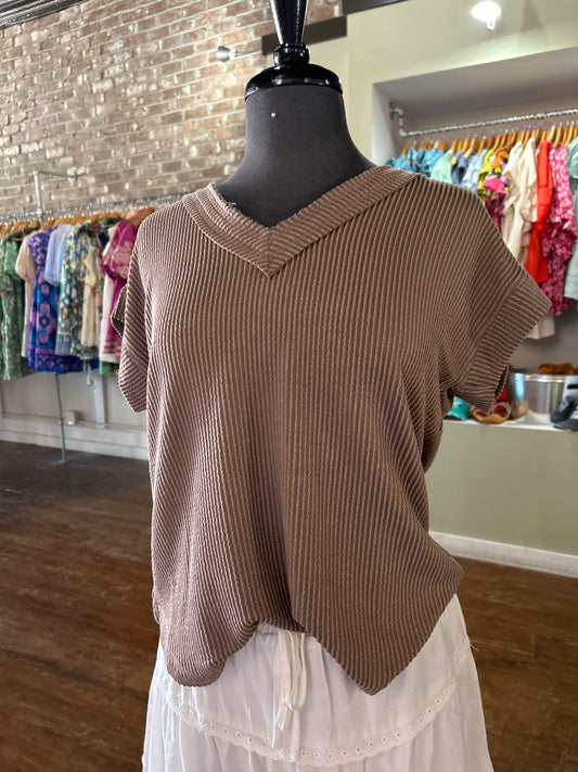 V NECK SHORT SLEEVE TEXTURED RIB KNIT TOP - mocha