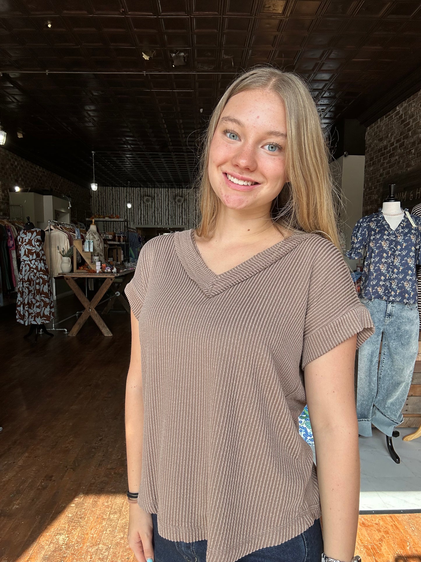 V NECK SHORT SLEEVE TEXTURED RIB KNIT TOP - mocha