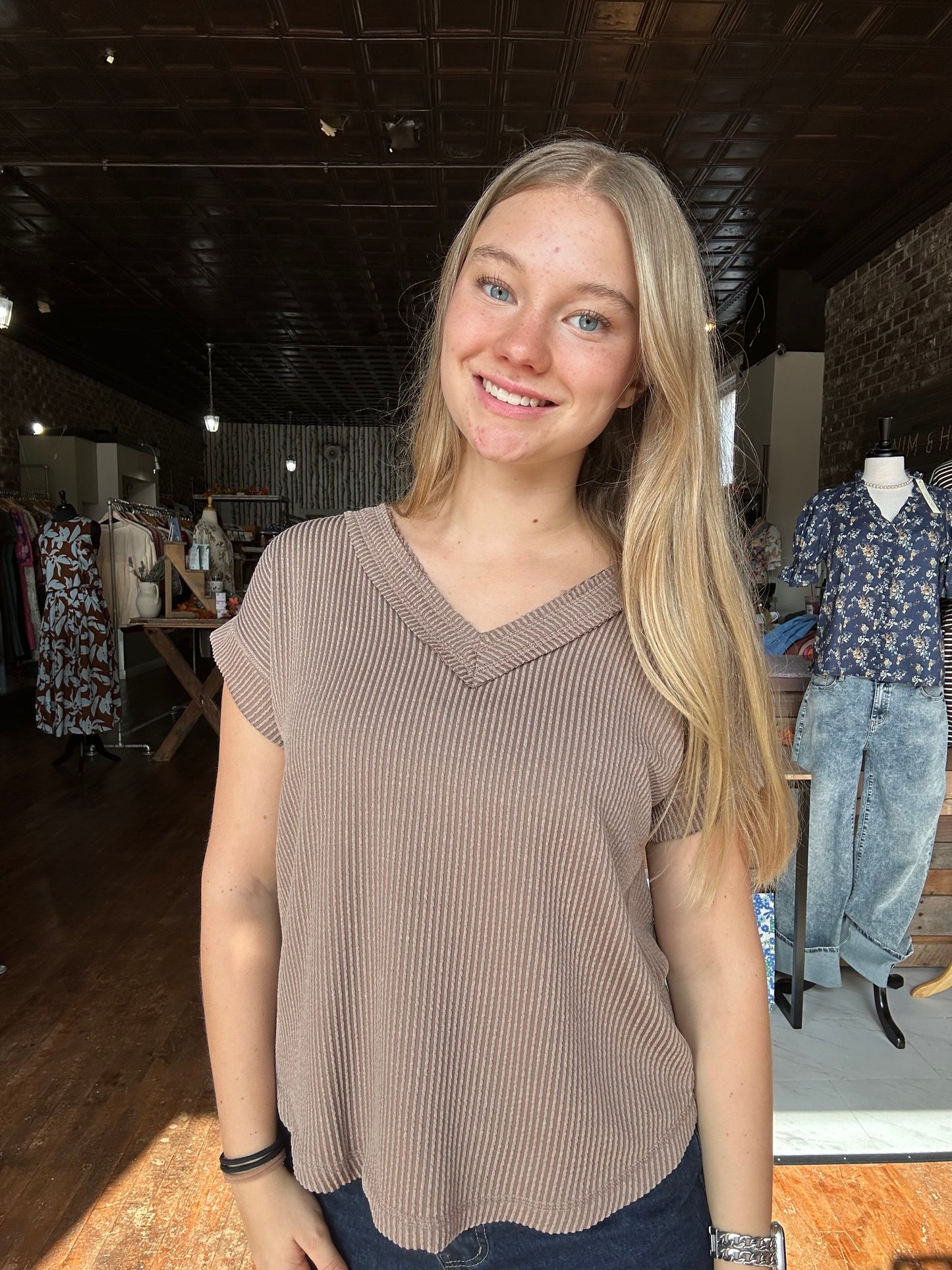 V NECK SHORT SLEEVE TEXTURED RIB KNIT TOP - mocha